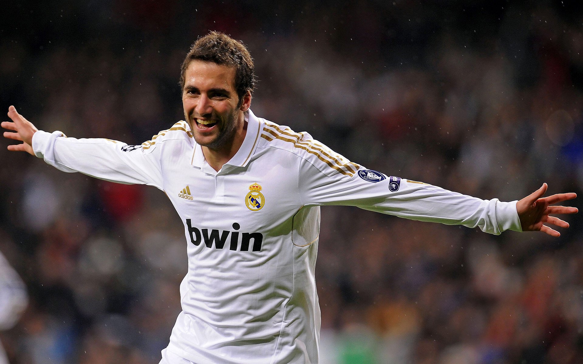 兰斯队员展现团结力量，兰斯10领队